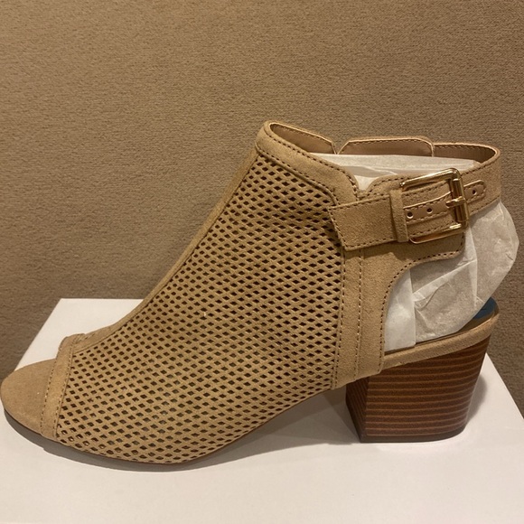 Unisa tan ankle strap block heel shoes with a peep toe. Gold buckle size 7.5 NWT - Picture 3 of 10